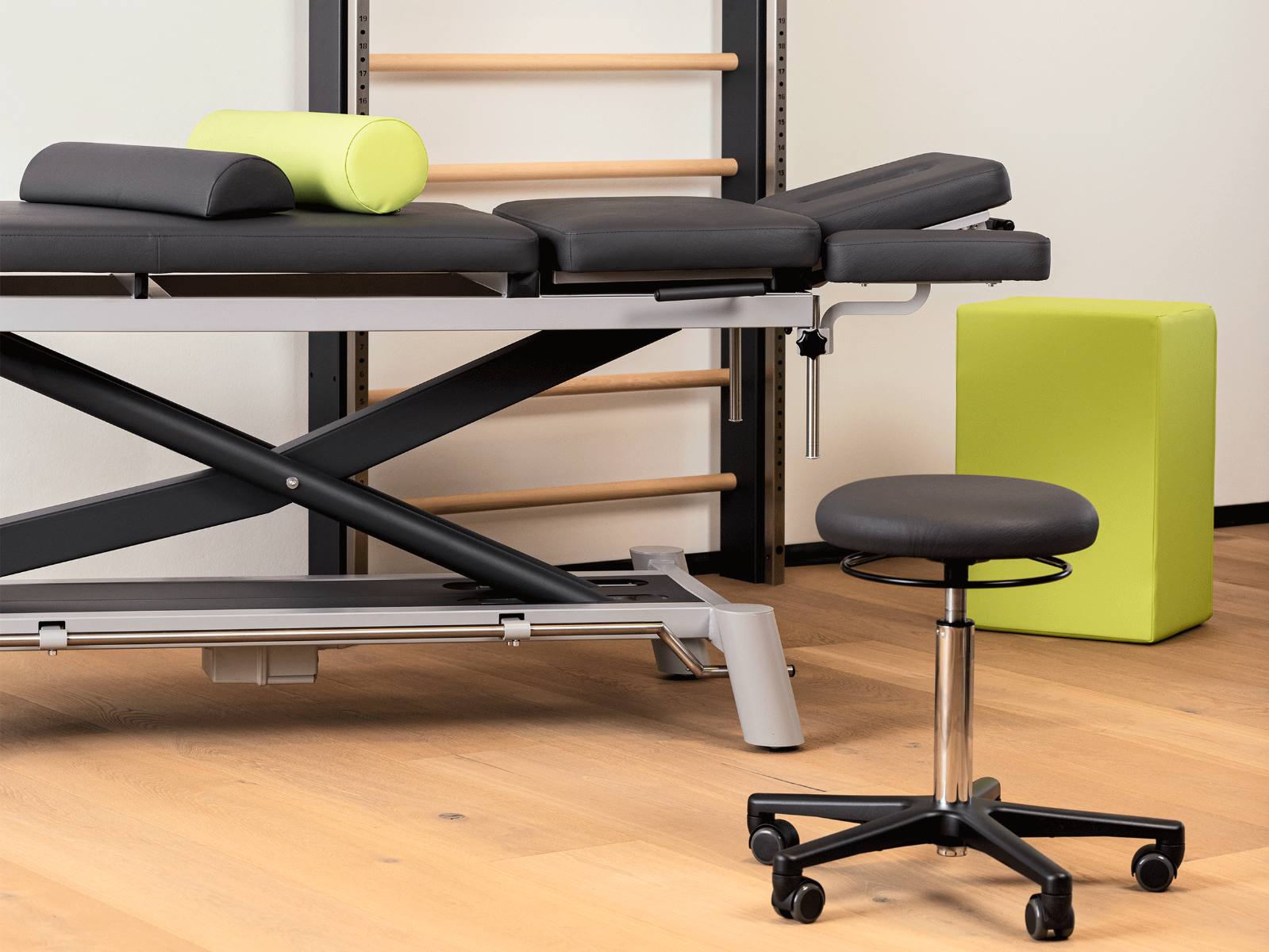 Therapieliege und Hocker